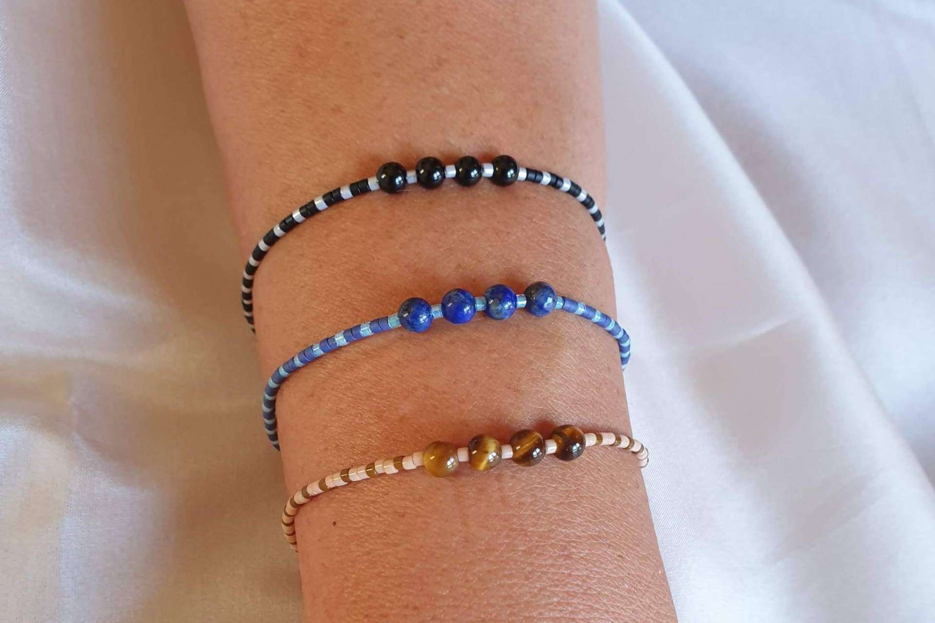 Las pulseras de cristal de colores de Dkary combinan con cualquier outfit