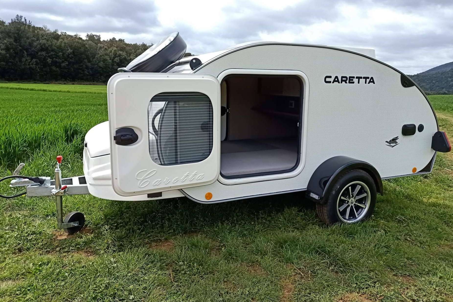 Minicaravanas.com ofrece caravanas pequeñas con baño y equipamiento para dos personas