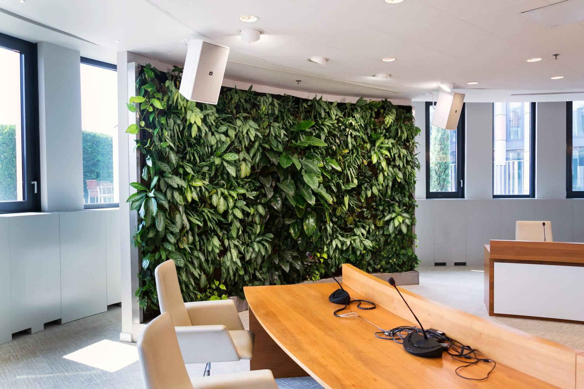 Decorar interiores y exteriores con los jardines verticales artificiales de JardínVertical.es