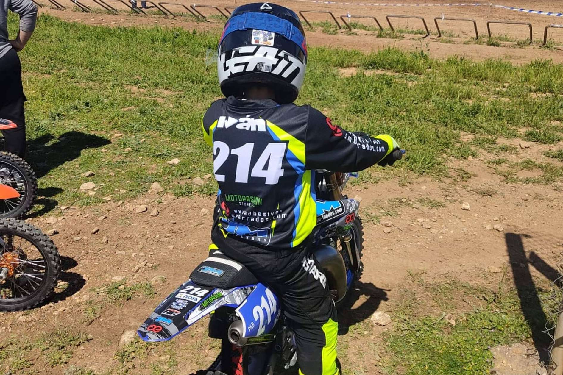 Personalización de ropa para off road, con ADHESIVOSEMBARRADOS