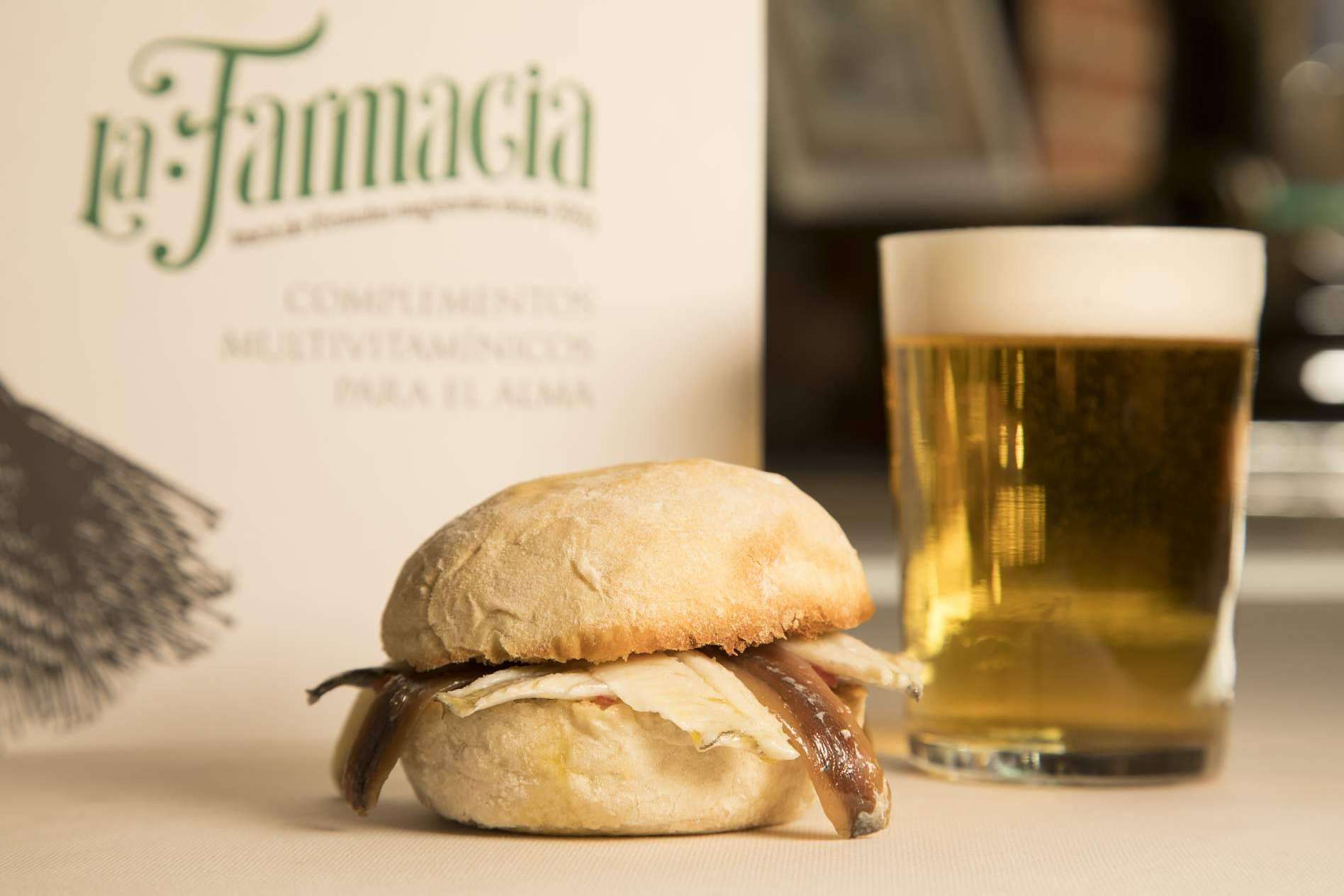 Tasca La Farmacia, un restaurante ubicado en Madrid que se especializa en tapas y raciones, famoso por sus deliciosos torreznos, bacalao y guisos caseros
